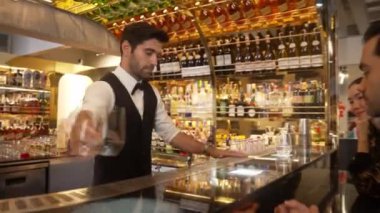 Lüks barlarda cin kokteyli ya da tonik servisi yapan zeki barmenlere odaklanmak, sıcak gece kulübünün arka planında VIP müşteri çiftiyle canlı sohbetler yapmak. Vinosity.