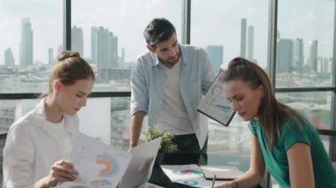 Profesyonel iş adamı akıllı yatırımcılara finansal grafiğini sundu. İşletme ekibinin birlikte çalışması, beyin fırtınası yapması, fikir paylaşması...