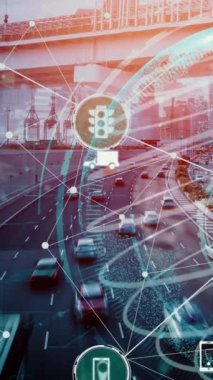 Yeni şehir yolunda gelecek araba trafiği için akıllı ulaşım teknolojisi kavramı. Sanal akıllı sistem, şehir sokaklarındaki araç verilerini birbirine bağlamak için dijital bilgi analizi yapıyor .