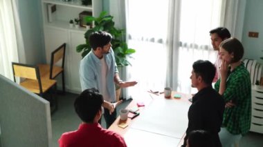 Bir grup insan toplantıda pazarlama planını tartışıyor. Erkek lider karatahta ve mevcut planda dururken, akıllı yöneticilerin konuşup yaratıcı fikirleri paylaştıklarının en üst görüşü. Cemaat.
