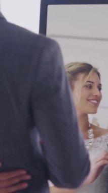 Gelinlik giymiş mutlu gelin ve damat düğün törenine hazırlanıyor. Kadın ve erkeğin romantik aşkı..