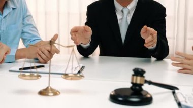 Avukat, hukuk bürosunda pazarlık yoluyla iş anlaşmazlığını çözmek için iki taraf arasında uzlaşma teklif ediyor. Yasal arabuluculuk ve çatışma çözme servisi. Ağır çekim. Katı.