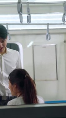 Kalabalık bir kalabalık kalabalık metro yolculuğu yapıyor. İşe gidip gelme ve kentsel yaşam tarzı kavramı .