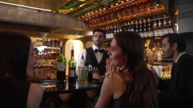 Dumanlı, klasik kokteyl içmiş çift ile VIP müşterilere özel içki servisi yapmak güzel kokuyor. İçki tezgahının lüks barında akıllı barmenlerin açtığı viski kokteyli. Vinosity.