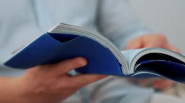 Kanepede oturan orta yaşlı bir adam, sosyal ve teknolojik mesleki gelişmeler hakkında ders kitabı okur ya da çocukları iyi bir yetişkin baba olmak için yetiştirir. Hayat boyu öğrenme konsepti. Uyumsuzluk.