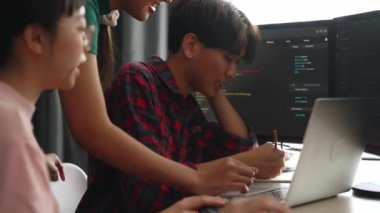 Bilgisayar programlama için arka uç yazılım geliştirici mühendisi. Yazı yazma kodlarını ayıklamak için birlikte çalışıyorlar. Ofisteki monitörde karmaşık algoritmaları çözüyorlar. Filizlenen