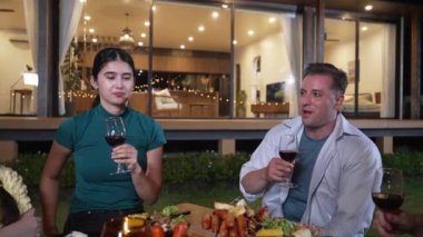 Tatil kutlaması için aile bir arada. Yetişkin üye tatlı kız dışında şarap kadehiyle tezahürat yapar. Açık hava kampı aktivitesi yiyeceklerle rahatlamak ve akrabalarla zaman geçirmek kuşaklar arası bir uçurum. Uyumsuzluk.