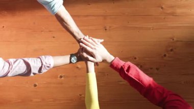 Mutlu bir başlangıç için insanlar el ele tutuşup el ele tutuşarak işbirliğini kutluyor ve satışları artırıyor ya da takım çalışmasını ve birlikteliği teşvik ediyor. Cemaat.