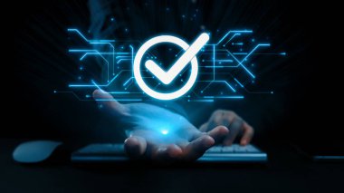 İş adamı, QC ve QA standartlarının karşılandığından emin olmak için katı kalite güvencesi protokolleri uyguluyor. Kalite güvencesi ile sertifikalı ürün mükemmelliğine ulaşmak. Kullanıcı Kimliği