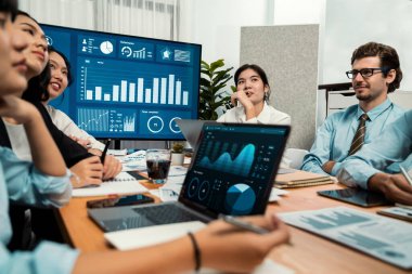 Finansal veri raporunu analiz eden çeşitli bir grup iş analisti. Mali veri analiz çizelgesi ve grafik paneli stratejik pazarlama planlama için toplantı odasında TV ekranında. Habiliment