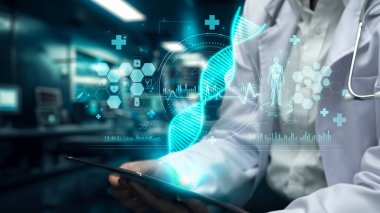 Elinde DNA hologramıyla tablet tutan yetenekli bir tıp çalışanına yaklaş. Hasta semptomlarını analiz etmek için profesyonel doktor DNA örneği veya genetik materyal. Teknoloji yeniliği. İyileştirici.