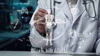 Laboratuvarda yüzen insan anatomisi hologramı tabletli akıllı doktorların oturduğu masayı kapatın. Sağlık çalışanı HUD gösterge panelinde tüm vücut hologramını kontrol ediyor ve semptomları inceliyor. İyileştirici.