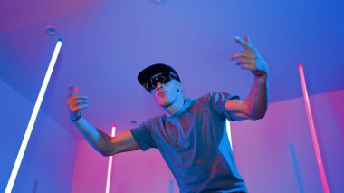 Beyaz dansçının gösterişli gözlükler taktığı ve break dans yaptığı alçak açılı kamera. Çekici adam kendinden emin bir şekilde kameraya bakarken enerjik bir performans ve hareket gösterdi. Mutluluk.