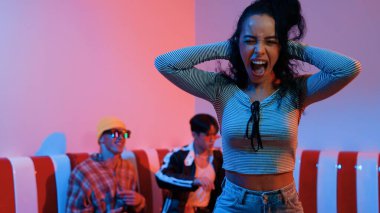 İspanyol dansçı çeşitli arkadaşlar birlikte dans ederken hareket eder. Mutlu profesyonel hipster el sıkışırken aynı zamanda çok kültürlü bir grubu destekliyor ve cesaretlendiriyor. Mutluluk.