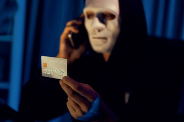 Kredi kartı sahibini arayıp gizli bilgilerle tehdit etmek için beyaz suçlu maskesi. Tüm veritabanları, güvenlik ihlali yapmaya çalışarak şifre şifreleme yapmak için. Bireysel.