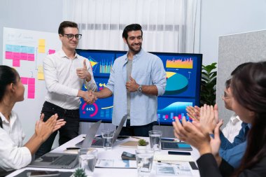 Analist ekip lideri, iş zekası ya da BI gösterge paneli ile FIntech yazılım gücünü kullanarak başarılı veri analizi toplantısından sonra iş arkadaşıyla tokalaştı. Tedbirli