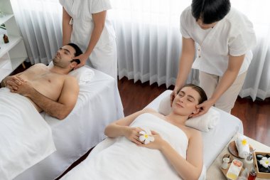 Kafkasyalı çift stres önleyici kafa masajının keyfini çıkarıyor ve lüks otellerde ya da otel spa salonlarında gündüz kaplıcalarında yüz güzelliği eğlencelerini şımartıyor. Sessiz.