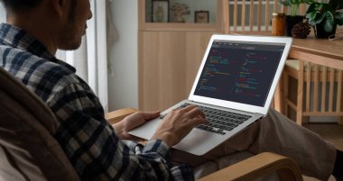 Model uygulama ve program kodlaması için bilgisayar ekranında yazılım geliştirme programlama