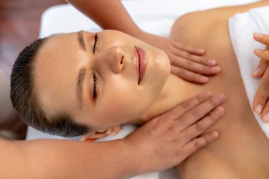 Kafkasyalı kadın müşteri stres önleyici spa masajının keyfini çıkarıyor ve lüks otel ya da oteldeki gündüz açık ortam güzellik salonunda güzellik teniyle eğleniyor. Sessiz.