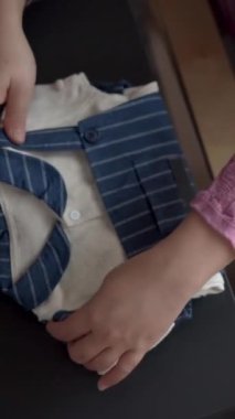 Hamile bir kadın çocuğuna bakarken kendini mutlu hissediyor. Hamile karnında bebek taşıyan hamile bir anne. Doğum öncesi bakım ve kadın hamileliği konsepti.