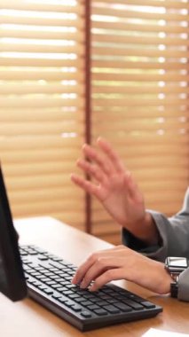 Kadın çağrı merkezi operatörü ya da müşteri hizmetleri çalışanı, müşteriye yardım etmek için kulaklıkla konuşurken çalışma alanı üzerinde çalışıyor. Profesyonel modern iş hizmeti. Blithe