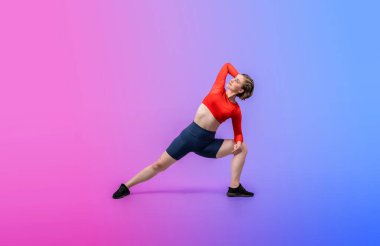 Vücut uzunluğunun tamamı atletik ve sportif kadınlar tarafından izole edilmiş arka planda sağlıklı ve meditasyon egzersizi yaparken çekildi. Sağlıklı aktif ve vücut bakımı yaşam tarzı