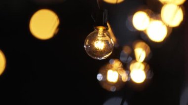 Küre Ampulü, elektrik telinde birlik ve ahengi temsil eder. Tatil ve yıldönümü kutlamaları için sevimli aile tarafından süslenir. Geceleri açık hava akşam yemeği partisinde aydınlatılır. Uyumsuzluk.
