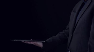 İş adamı ağ kurar, değerli bağlantılar kurar. Profesyonel ağı ve fırsatları genişletmek için etkili insan ağ oluşturma stratejileri UUID