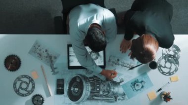 İş arkadaşı toplantıda yürürken akıllı proje yöneticisinin oturduğu en iyi manzara. Meslektaşı soru sorarken türbin motoru ya da elektronik jeneratöre bakan profesyonel bir mühendis. Hizalama.