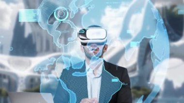 Profesyonel proje yöneticisi VR gözlüklerini aç ve pazarlama fikrini sunmaya başla. İş adamı, çevrimiçi toplantıya katılırken finansal tabloya bakıyor ve pazarlama stratejisi planlıyor. Aygıt.