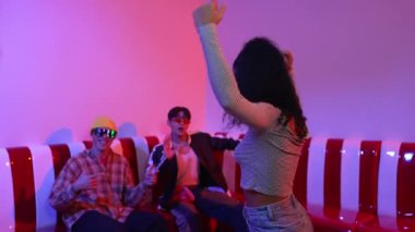İspanyol dansçı çeşitli arkadaşlar birlikte dans ederken hareket eder. Mutlu profesyonel hipster el sıkışırken aynı zamanda çok kültürlü bir grubu destekliyor ve cesaretlendiriyor. Mutluluk.