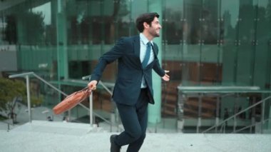 Başarılı bir iş adamı merdivenlerde yürürken terfi aldığı için kutlama yapar. Beyaz ırk, satış artışı ya da başarılı bir proje hakkında iyi haberler aldı. Müdür çok mutlu ve mutlu hissediyor. Sevinçli..