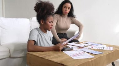 Stresli Afrikalı Amerikalı kadınların kredi kartı borçlarıyla ilgili mali sorunları var. Kötü kişisel para ve ipotek yönetimi krizi kavramını çok önemli ölçüde karşılıyorlar..