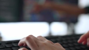 Yavaş çekim yakın çekim el, bilgisayar programlama için arka uç yazılım geliştirici mühendisi hata ayıklama hesaplama kodu üzerinde birlikte çalışarak, monitörde karmaşık algoritmaları çözerek. Filizlenen