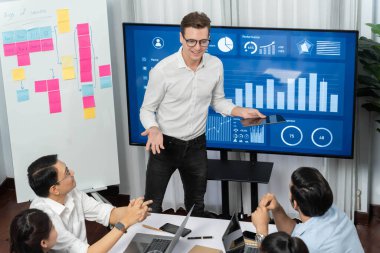 Ofiste sunum ya da analist ekibiyle toplantı odasında mali verileri analiz etmek için BI Fintech 'i kullanmak. İş adamları stratejik planlama için TV ekranında BI gösterge panelini inceliyor.