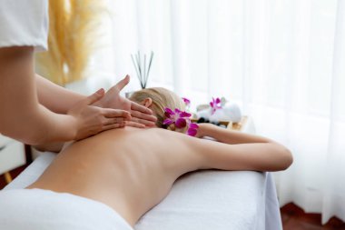 Kafkasyalı kadın müşteri stres önleyici spa masajının keyfini çıkarıyor ve lüks otel ya da oteldeki gündüz açık ortam güzellik salonunda güzellik teniyle eğleniyor. Sessiz.