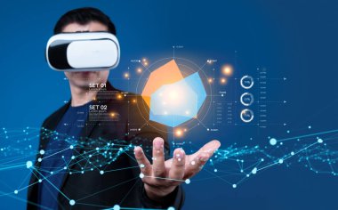 İş adamı, tahminsel büyük veri modellerinden gerçek zamanlı analizlere uzanan eğilim ve içgörüleri ortaya çıkarmak için veri analizlerini derinlemesine inceleyerek, veri güdümlü kararların analitik endüstriyi nasıl ileri götürdüğünü öğrenir