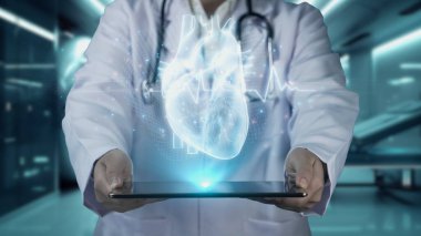 Tıbbi personelin laboratuvarda bulanık bir geçmişi olan kalp anatomisi hologramıyla tablet göndermesi. Yetenekli doktor kalp ameliyatına hazırlanıyor. Teknoloji. İyileştirici.