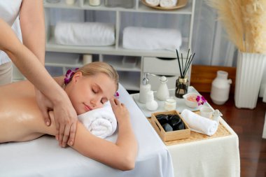 Kafkasyalı kadın müşteri stres önleyici spa masajının keyfini çıkarıyor ve lüks otel ya da oteldeki gündüz açık ortam güzellik salonunda güzellik teniyle eğleniyor. Sessiz.