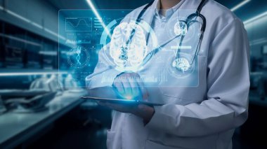Laboratuvarda geçmişi bulanık bir şekilde duran beyin hologramıyla elinde tablet bulunan tıbbi işçilere yakın çekim. Doktor beyin araştırmalarında hasta semptomlarını kontrol ediyor. Teknoloji. İyileştirici.