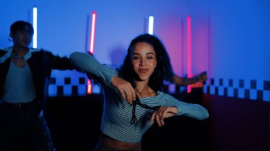 Kameranın önünde dans eden yetenekli break dansçı farklı arkadaşları pop ya da hip hop müziği dinlemek için arkada dans ediyor. Çekici performans ekibi kameraya doğru hareketli hareketler sergiliyor. Mutluluk.