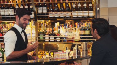 Lüks barlarda içki hazırlayan akıllı barmenlere odaklanırken gece kulübünün arka planında canlı, sıcak ışıklandırma atmosferinde VIP çiftler ile canlı sohbetler yapmak. Vinosity.