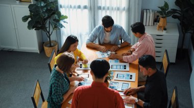 Telefon arayüzü için Ux Ui tasarımı tasarlayan geliştirici ekibin üst görünümü veya dijital geliştirme için planlama. Başlangıç projesi yönetim kurulunda otururken geliştirme planını yöneticiye gönder. Cemaat.