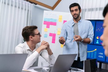 Analist ekibi toplantı odasındaki mali verileri analiz etmek için BI Fintech 'i kullanıyor. İş adamları iş görüşü ve stratejik pazarlama planlaması için BI 'ın torpido gözünü inceliyor. Tedbirli