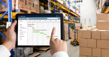 Ekip projesinin zaman çizelgesini gösteren bilgisayar ekranında, modern iş projesi yönetimi için proje planlama yazılımı