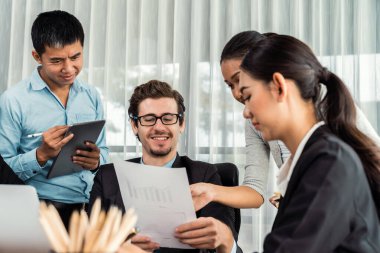 Modern ofis ortamında çalışan çeşitli etnik gruplardan çeşitli iş adamları. Üretken ve çok ırklı ofis çalışanları stratejik ticari pazarlama konusunda tartışmaya giriştiler. Çok titiz.