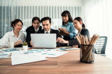 İş zekası grafiği, grafik ve istatistik raporlarını arka planda çalışan bulanık iş adamlarıyla ofis masasına odakla. Habiliment