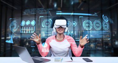 Masada ödev yaparken yapay zeka kullanarak metaevreleri birbirine bağlayan dizüstü bilgisayar ve artırılmış gözlük kullanan bir kız. Öğrenci holograma bakıyor ve bulanık ofiste oturuyor. Yaratıcılık.