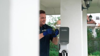 Nitelikli teknisyenler ev EV şarj istasyonu kurarak elektrikli araçların şarj platformu için bakım hizmeti sağlıyorlar. Konut kullanımı için EV araba teknolojisi. Titiz