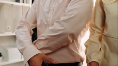 Girişimci şirket çalışanlarının el sıkışması başarılı bir iş ortaklığı grubunu ve panoramik videoda kamu işyerinde güçlü bir birlik takım çalışmasını sembolize eder. Sinerjik